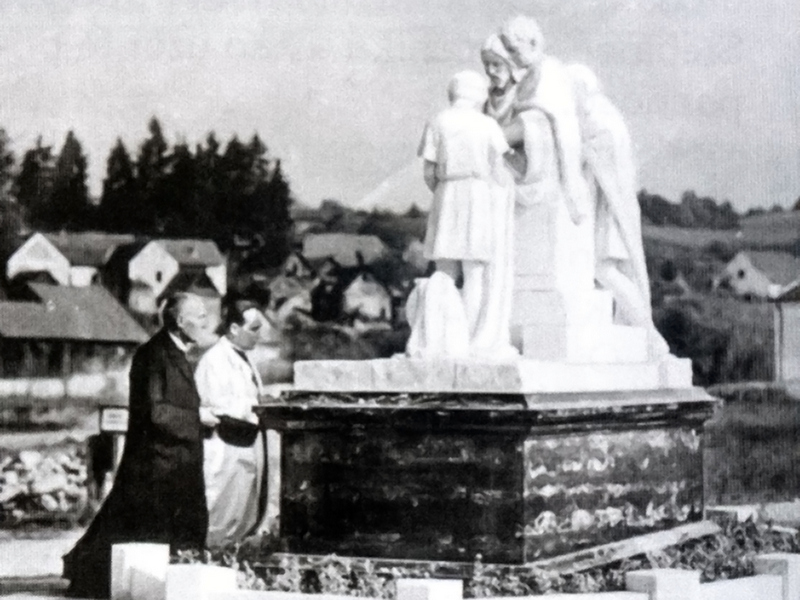 2 Nadbiskup Stepinac u molitvi pri prvoj postaji križnoga puta